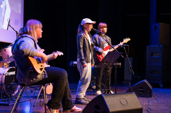 Fullsatt sal under kulturskoleavslutning
